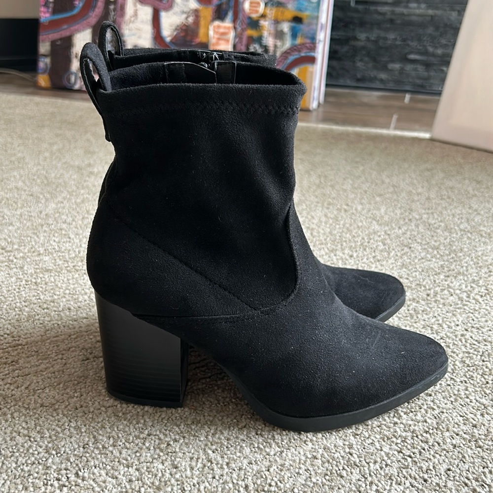 (7) black Fashion Nova zip up booties